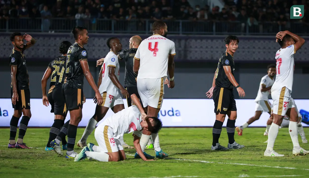 Ekspresi kecewa pemain PSM Makassar, Ricky Pratama (bawah) usai gagal mencetak gol ke gawang Dewa Unitd FC saat laga pekan ke-10 BRI Liga 1 2022/2023 antara Dewa United FC melawan PSM Makassar di Stadion Indomilk Arena, Tangerang, Kamis (15/9/2022). (Bola.com/Bagaskara Lazuardi)
