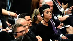 Penyanyi Katy Perry (kanan) bersama Orlando Bloom (tengah) menghadiri audiensi oleh Paus Francis untuk peserta dalam konferensi medis "Bersatu untuk Menyembuhkan" tentang obat untuk kanker di aula Paul VI, Vatikan, (28/4). (AP Photo/Alessandra Tarantino)