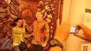 Warga berfoto bersama patung gambar Gubernur Jakarta,  Basuki T Purnama (Ahok) di Balaikota Jakarta, (7/5). Berbagai Festival khas Betawi akan memeriahkan acara di Balaikota Jakarta ini. (Liputan6.com/Gempur M Surya)