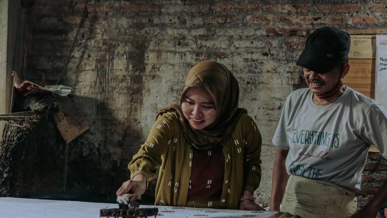 Berdayakan Difabel, Brand Batik Tradisional Asal Bandung Dama Kara Sukses Jualan di Shopee Live!