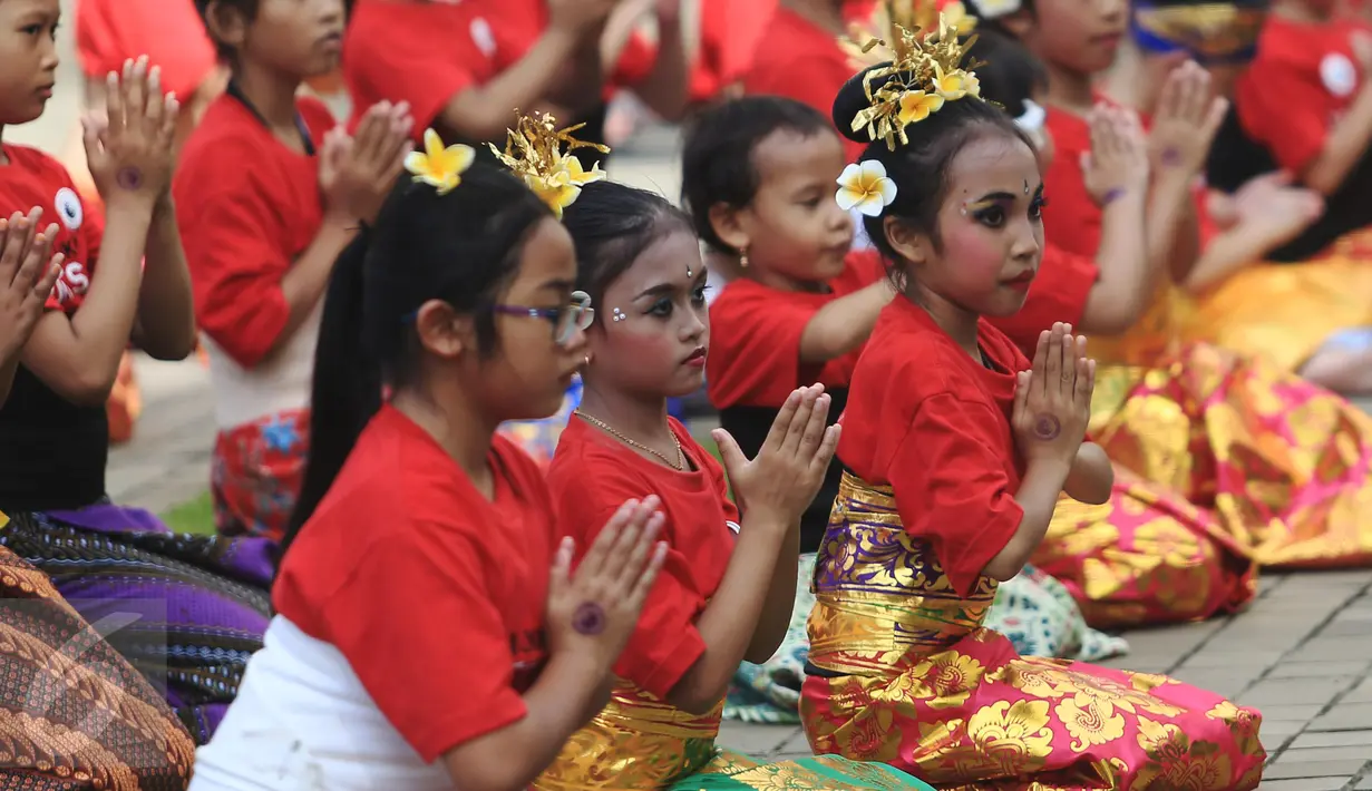 Sejumlah anak berpartisipasi mengikuti flash mob tari tradisional pendet asal Bali di Museum Nasional Indonesia, Jakarta, Sabtu (23/4). Kegiatan ini menyambut peringatan ulang tahun Museum Nasional Indonesia pada 24 April 2016 (Liputan6.com/Angga Yuniar)
