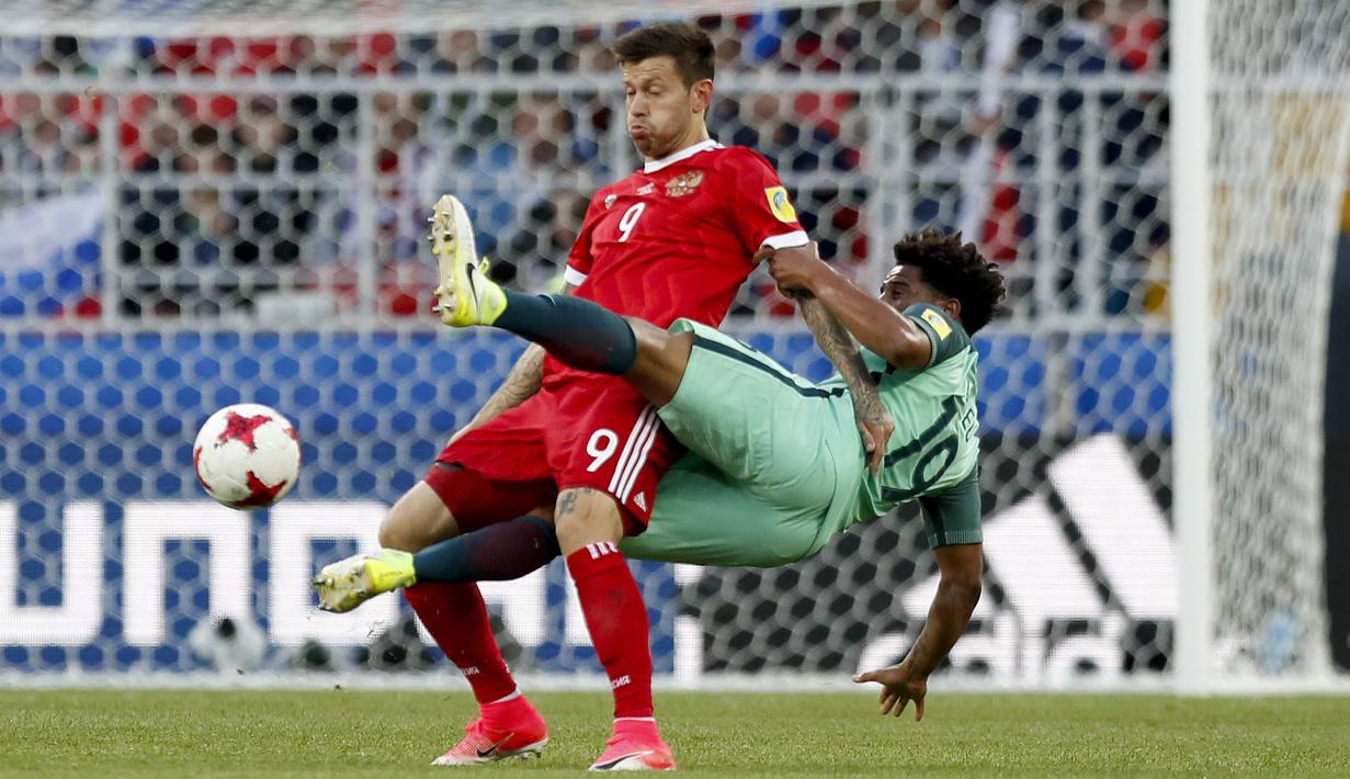 Pemain Portugal, Eliseu (kanan) menghadang pemain Rusia, Fedor Smolov pada laga grup A Piala Konfederasi 2017 di Spartak Stadium, Moscow, (21/6/2017). Portugal menang 1-0.  (AP/Pavel Golovkin)