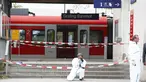 Polisi mengambil gambar di lokasi penyerangan di stasiun kereta komuter S-Bah di Grafing, kota di Munich, Jerman selatan, Selasa (10/5). Penikaman yang dilakukan seorang pria berusia 27 tahun itu dilaporkan menewaskan satu orang. (REUTERS/Michaela Rehle)