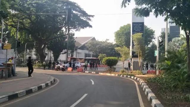 Kondisi Jalan Gelora 1 menuju Jalan Gerbang Pemuda di depan Hotel Mulia, Jakarta Pusat jelang pelantikan Presiden, Minggu (20/10/2019). (Merdeka.com/Sania Mashabi)