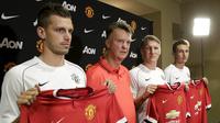 Manajer Mu, Louis Van Gaal saat memperkenalkan pemain barunya kepada awak media di Bellevue, Washington, AS, Rabu (15/7/2015). Selain Schweinsteiger, Van Gaal memperkenalkan Morgan Schneiderlin (kiri) dan Matteo Darmian (kanan). (REUTERS/Jason Redmond)