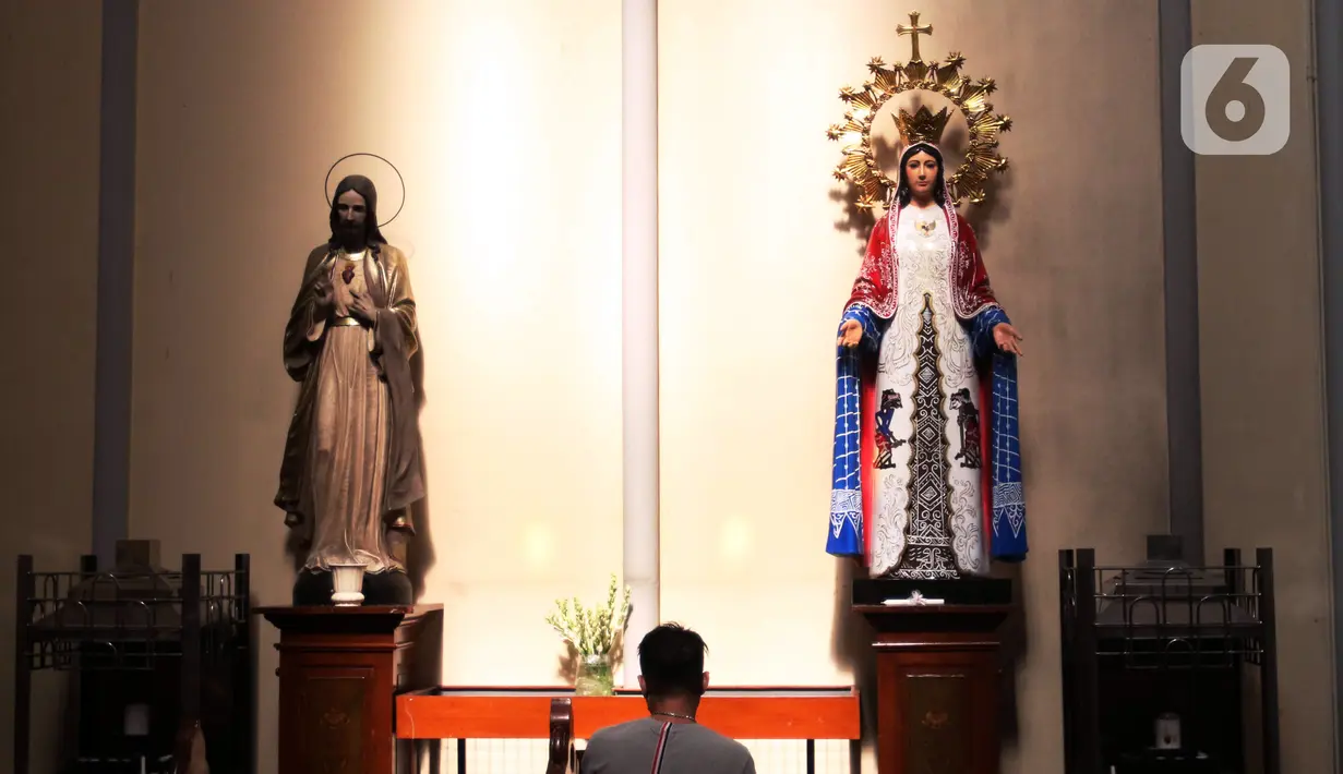 Seorang pria berdoa di Gereja Katedral, Jakarta, Rabu (22/12/2021). Gereja Katedral Jakarta memperketat penerapan protokol kesehatan selama ibadah Natal 2021. (Liputan6.com/Angga Yuniar)