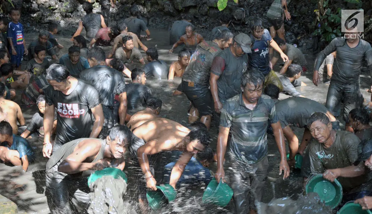 Warga melakukan prosesi pembersihan mata air dalam tradisi Sadranan di Sendang Gede Pucung, Pudakpayung, Semarang, Jumat (12/4). Tradisi turun temurun membersihkan mata air dilanjutkan berdoa dan makan bersama itu simbol penyucian desa dalam rangka menyambut bulan suci Ramadan. (Liputan6.com/Gholib)