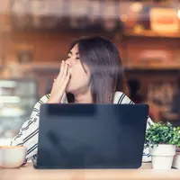 ilustrasi perempuan mengantuk/copyright By interstid (Shutterstock)