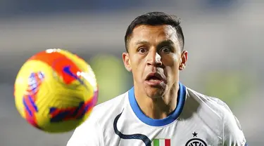 Pemain Inter Milan Alexis Sanchez melihat bola saat melawan Atalanta pada pertandingan sepak bola Liga Italia di Stadion Gewis, Bergamo, Italia, 16 Januari 2022. Pertandingan berakhir imbang 0-0. (Spada/LaPresse via AP)