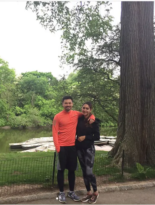 Kabar bahagia itu dibagikan oleh bintang sinetron Surga yang Kedua itu dimedia sosialnya. Sebuah foto Nabila mengenakan busana muslim warna putih dan mengaku bersyukur dengan hastag pengajian empat bulan. (Instagram/nsyakieb85)