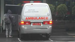 Pasien COVID-19 turun dari mobil ambulans untuk isolasi di Graha Wisata TMII, Jakarta, Selasa (8/2/2022). Pemerintah Provinsi DKI Jakarta menjadikan Graha Wisata TMII sebagai tempat isolasi bagi pasien COVID-19 dengan kapasitas 41 kamar yang dapat menampung 100 pasien. (Liputan6.com/Herman Zakharia)