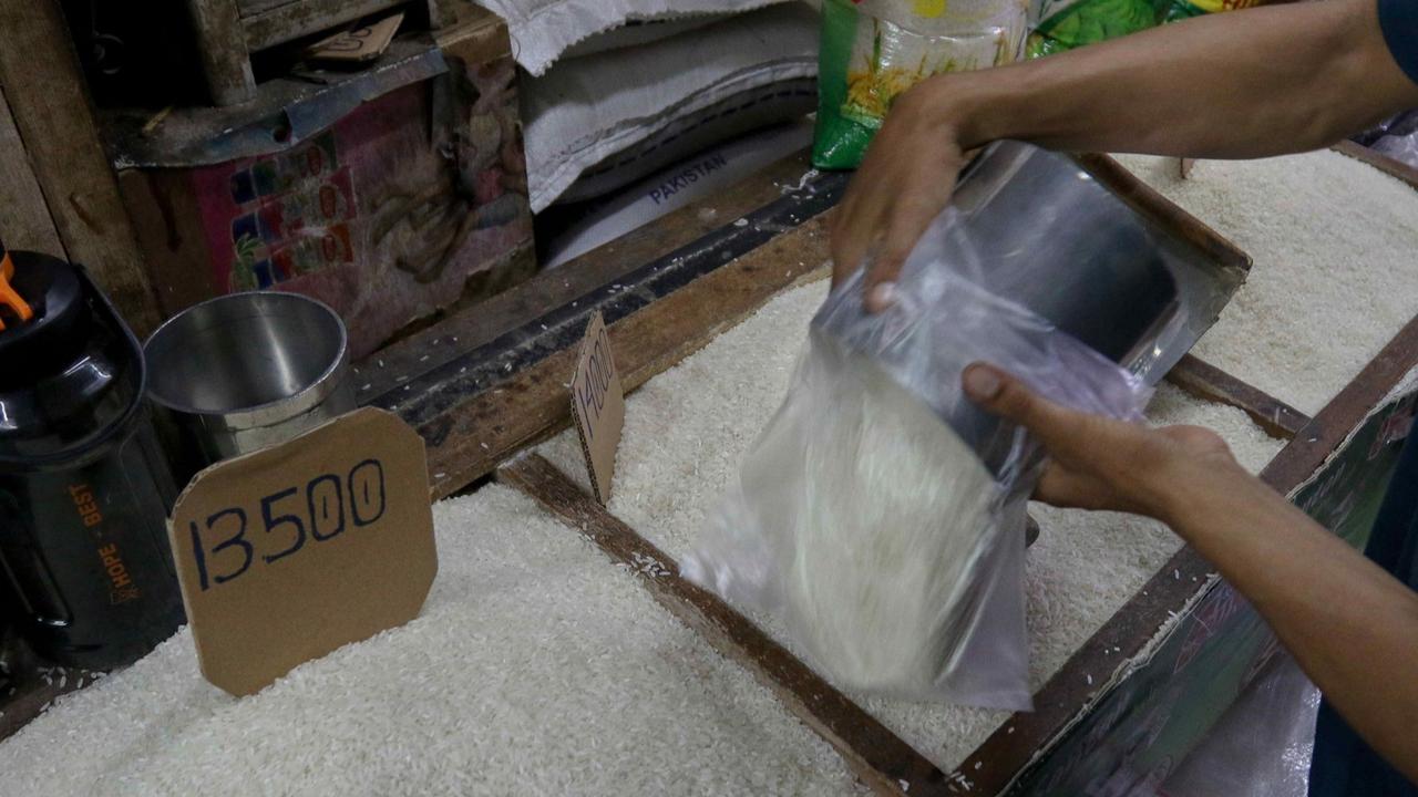 Aksi Paslon Bagi-Bagi Beras di Pilkada Garut Ikut Picu Penurunan Omzet Pedagang