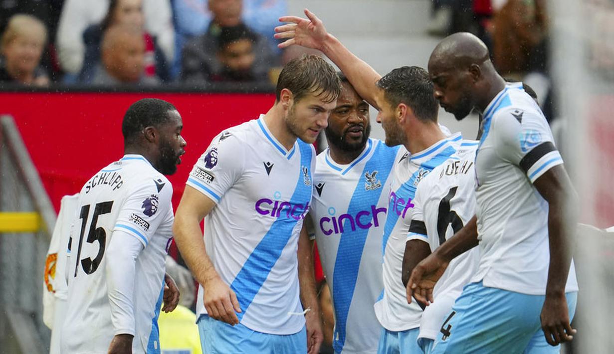 Para pemain Crystal Palace merayakan gol yang dicetak oleh Joachim Andersen ke gawang Manchester United pada laga Liga Inggris di Stadion Old Trafford, Minggu (1/10/2023). Mu takluk dengan skor 0-1. (AP Photo/Jon Super)