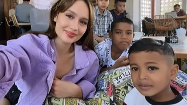 Cinta Laura bersama anak-anak asuhnya (Instagram/claurakiehl)