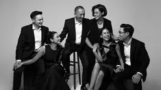 Jalani pemotretan, keluarga Maudy Ayunda usung beberapa konsep, salah satunya konsep elegan. Maudy Ayunda, Amanda Khairunnisa, dan Mama Muren tampil cantik dengan gaun warna hitam. Sementara Jesse Choi, Tavan Dutton dan Papa Didit Jasmedi tampil gagah dengan setelah jas. Foto diedit menjadi hitam putih, hasil pemotretan keluarga Maudy Ayunda ini makin estetik. (Liputan6.com/IG/@maudyayunda)