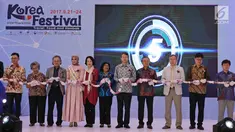 Duta besar Korea Selatan, Cho Tae-yong bersama Puteri Muslimah Indonesia 2017, Syifa Fatimah membuka festival budaya dan pariwisata Korea Festival Travel, Food and Hanbok di Jakarta, Kamis (21/9). (Liputan6.com/Herman Zakharia)