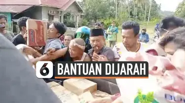 Aksi penjarahan barang logistik bantuan untuk korban gempa Majene terjadi Selasa (19/1) pagi. Aksi ini terjadi di depan petugas polisi.