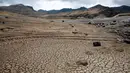 Pemandangan Bendungan Ajuan Khota yang kering, di dekat La Paz, Bolivia, (17/11). Ekosistem di sekitar bendungan juga telah lenyap. (REUTERS/David Mercado)
