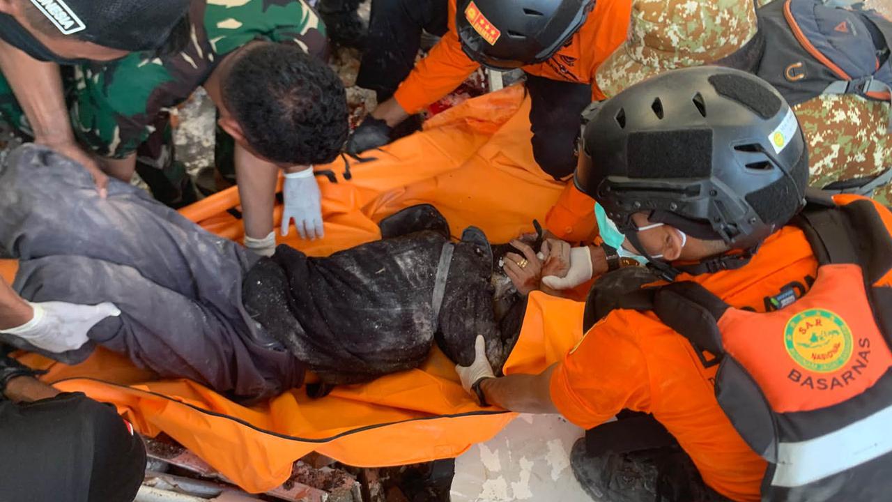 Bangunan Roboh Akibat Gempa M 7,7 Satu Warga Tewas