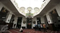 Beberapa jamaah muslim melakukan ibadah salat zuhur di Masjid Cut Meutia, Jakarta, Rabu (15/6/2016). Masjid ini merupakan bangunan peninggalan Belanda yang dulunya dipakai sebagai bangunan kantor biro arsitek. (Liputan6.com/Helmi Fithriansyah)
