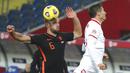 Striker Polandia, Robert Lewandowski, duel udara dengan bek Belanda, Stefan de Vrij, pada laga UEFA Nations League di Stadion Silesian, Kamis (19/11/2020). Belanda menang dengan skor 2-1. (AP/Czarek Sokolowski)