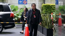 Ketua Komisi III DPR Kahar Muzakir tiba di Gedung KPK, Jakarta, Selasa (12/2). Kahar memilih langsung masuk ke dalam lobi Gedung KPK tanpa memberikan keterangan pada awak media. (Liputan6.com/Angga Yuniar)