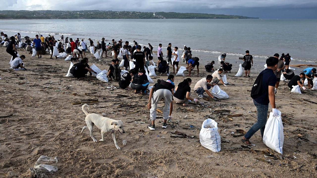 FOTO: Aksi Bersama Membersihkan Sampah di Pantai Kedonganan Bali