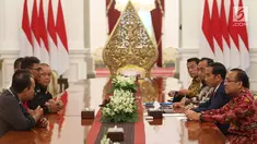 Presiden Joko Widodo atau Jokowi menerima perwakilan ojek online di Istana Merdeka, Jakarta, Selasa (27/3). Sebelumnya, para pengemudi ojek online melakukan aksi di depan Istana Merdeka. (Liputan6.com/Angga Yuniar)