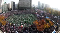 Puluhan ribu warga korsel turun ke jalan berunjuk rasa menuntut Presiden Park Geun-Hye mundur dari jabatannya, Korea Selatan, Sabtu (12/11). Park Geun-Hye diminta mundur atas tuduhan korupsi, kolusi, dan nepotisme (KKN). (REUTERS/Jeon Heon-kyun)
