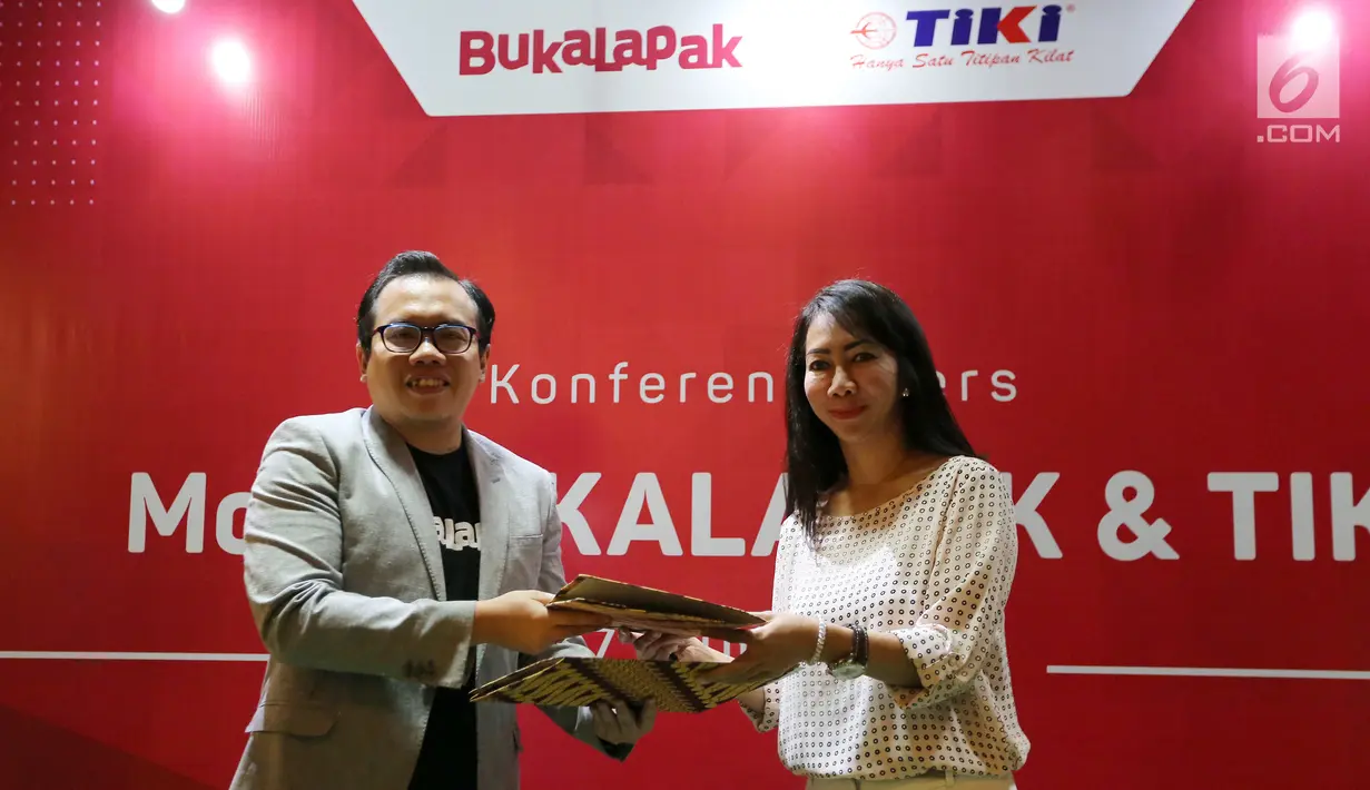Co-Founder dan CFO Bukalapak, Muhammad Fajrin Rasyid dan Dirut TIKI Yulina Hastuti bertukar MoU di Kantor Bukalapak, Jakarta, Rabu (7/6). Kerjasama ini untuk memberikan layanan pengiriman tepat waktu bagi konsumen dan pembeli. (Liputan6.com/Angga Yuniar)