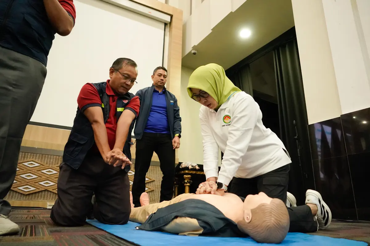 Peserta Workshop BHD DWP Kemenkes berlatih teknik CPR bersama tenaga medis profesional, sebagai bekal hadapi situasi darurat dan selamatkan nyawa. (Foto: Biro Komunikasi dan Informasi Publik Kemenkes RI/Syella Agustine)