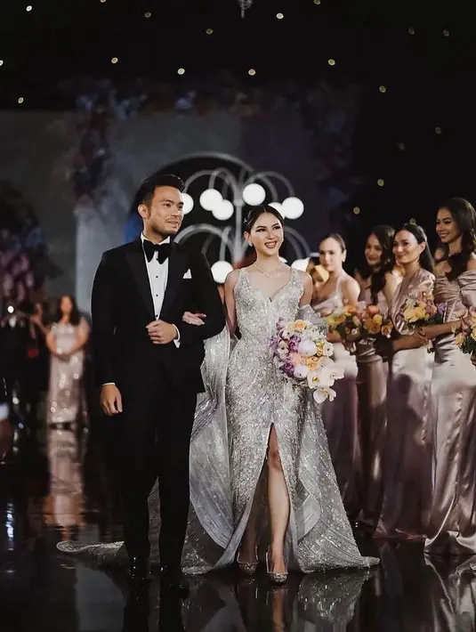 Jessica Mila tampil cantik di resepsi pernikahannya dengan gaun kristal silver garapan Tex Saverio [@bridestory]