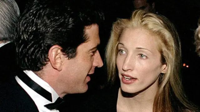 John F. Kennedy Jr. dan istrinya, Carolyn Besette Kennedy, keduanya kecelakaan pesawat dan meninggal dunia. (AP Photo)
