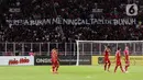 Pendukung timnas Indonesia membentang spanduk bernada keprihatinan saat menyaksikan laga kualifikasi Grup A Piala AFF 2022 antara Indonesia melawan Kamboja di di Stadion Utama Gelora Bung Karno, Jakarta, Jumat (23/12/2022). Mereka menyuarakan pengusutan tuntas kasus atas Tragedi Kanjuruhan yang terjadi pada awal Oktober 2022 lalu. (Liputan6.com/Helmi Fithriansyah)