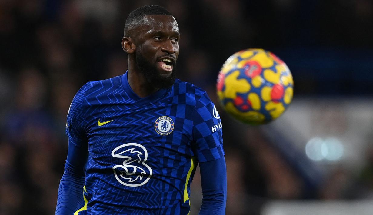 <p>Antonio Rudiger telah memutuskan untuk meninggalkan Stamford Bridge pada bursa transfer Juni 2022 mendatang. Bek tengah andalan Chelsea tersebut diisukan akan berlabuh ke Real Madrid. Tak ingin memiliki kelemahan di lini belakang The Blues, Thomas Tuchel tentu harus menyiapkan penggantinya. Berikut 5 pemain yang bisa jadi opsi untuk menggantikan Rudiger di Chelsea. (AFP/Glyn Kirk)</p>
