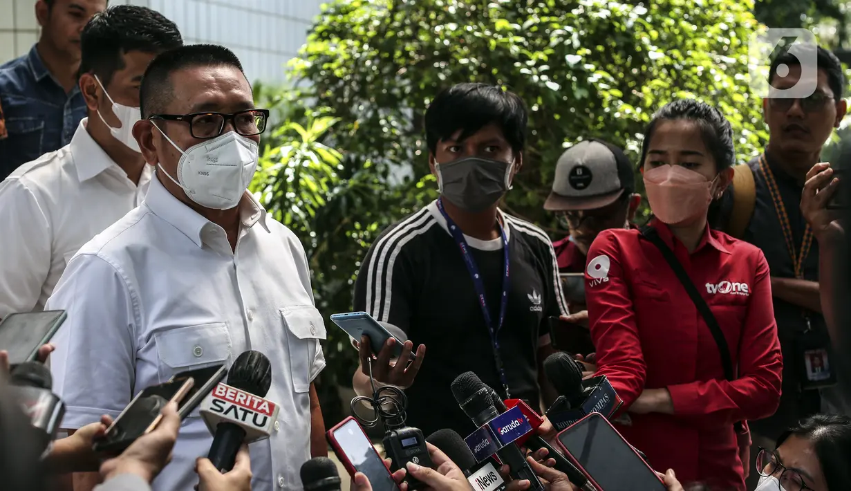 Wakil Ketua Mahkamah Partai DPP Gerindra Wihadi Wiyanto menyampaikan keterangan usai rapat pemecatan Mohamad Taufik sebagai kader Partai Gerindra di DPP Gerindra, Ragunan, Jakarta Selatan, Selasa (7/6/2022). Gerindra memecat Taufik karena dinilai menyalahi kesepakatan sidang pada Februari lalu, tidak loyal, dan kerap bermanuver di luar jalur kebijakan partai. (Liputan6.com/Johan Tallo)