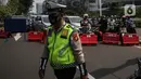 Aparat kepolisian melakukan penyekatan kendaraan saat PPKM Darurat di Pemuda, Jakarta Selatan, Kamis (15/7/2021). Polda Metro Jaya menambahkan penyekatan 100 titik yang ada di Jakarta dan sekitarnya pada hari ini hingga mengakibatkan kemacetan parah di ruas tersebut. (Liputan6.com/Johan Tallo)