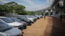 Sejumlah mobil terparkir di Park and Ride di kawasan Lebak Bulus, Jakarta, Kamis (28/3). Park and Ride Stasiun MRT Stasiun MRT Lebak Bulus menerapkan tarif flat per hari. (Liputan6.com/Faizal Fanani)