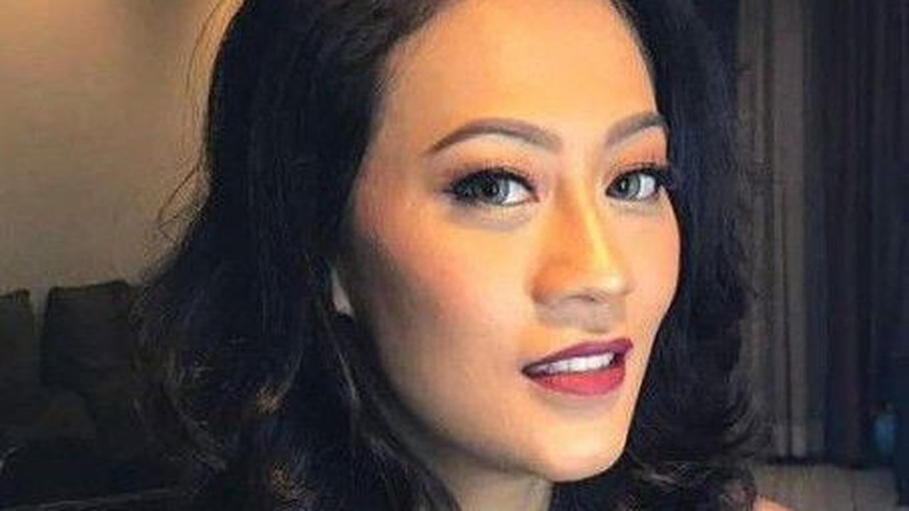 Nanie Darham dikenal sebagai salah satu aktris yang kerap bermain dalam film horor Tanah Air. Wanita ini lahir pada 26 April 1986. Ia merupakan salah satu pemain dalam film 'Air Terjun Pengantin' yang dirilis tahun 2009 silam.