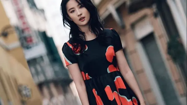 Sosok Liu Yifei, Si Cantik Pemeran Mulan yang Cinta Kucing