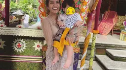 Sheila Marcia tampil memukau mengenakan kebaya Bali saat kondangan. (Sumber: Instagram/itssheilamj)