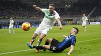 Gelandang Inter Milan, Ivan Perisic berebut bola dengan pemain Sassuolo, Davide Frattesi selama pertandingan lanjutan Liga Serie A Italia di Stadion San Siro, di Milan, Italia, Senin (21/2/2022). Inter Milan kalah atas Sassuolo 0-2. (AP Photo/Antonio Calanni)