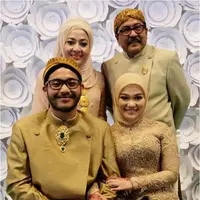 Momen pertunangan putri Rano Karno, Deanti Rakasiwi, dan kekasihnya, Rendi Prabowo (via instagram/dewiranokarno)