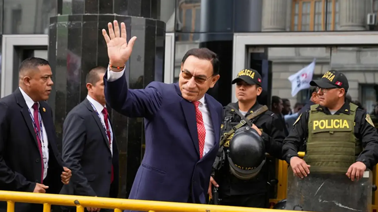 Mantan Presiden Martin Vizcarra, yang menghadapi dakwaan korupsi, melambaikan tangan saat ia tiba untuk menghadiri sidang pembacaan vonis, di Lima, Peru, Rabu, (26/11/ 2025).