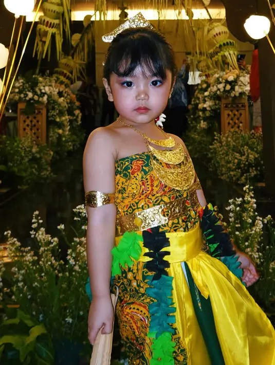 Rambutnya disanggul klasik khas Jawa dengan hiasan bunga mawar merah. Serta anting-anting mutiaranya. [@sitibadriahh]