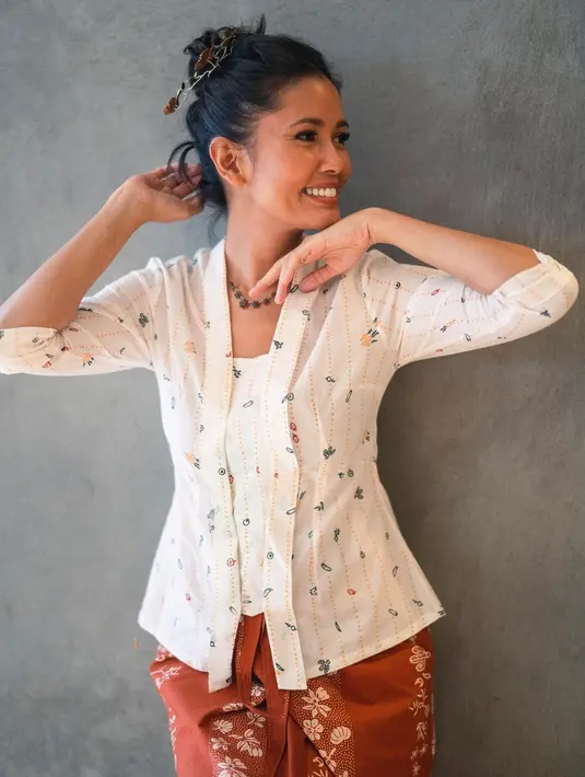 Titi Radjo juga menjadi salah satu selebriti yang kerap tampil berkebaya. Penampilannya satu ini dalam balutan kebaya kutubaru berwarna putih dengan kain lilit warna terracotta, cocok dikenakan untuk sehari-hari.  [@titiradjopadmaja].