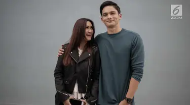 Aktris Nafa Urbach berpose dengan sahabatnya Kevin Kambey saat di temui awak media di Jakarta, Selasa (3/4). Nafa Urbach kini telah menyandang status janda pasca bercerai dari Zack Lee sekitar Oktober 2017 lalu. (Liputan6.com/Faizal Fanani)