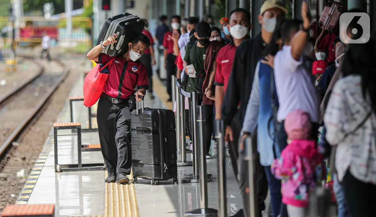 <p>Seorang porter membantu membawa barang bawaan penumpang di Stasiun Pasar Senen, Jakarta, Selasa (26/4/2022). Sepekan menjelang Lebaran, lonjakan jumlah penumpang kereta api sudah mulai terlihat pada Selasa siang ini, dan diperkirakan akan terus bertambah hingga 30 April atau H-2 Idul Fitri. (Liputan6.com/Faizal Fanani)</p>