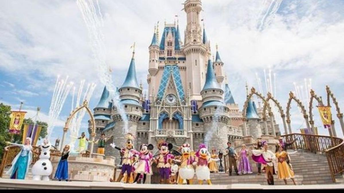 Disneyland Larang Pengunjung Bawa Tumbler Viral dan Ponsel ke Wahana Tertentu
