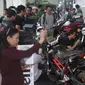 Pengunjung melihat motor-motor modifikasi saat pemeran IIMS Motobike Expo 2019 di Istora Senayan, Jakarta, Jumat (29/11/2019). IIMS Motobike Expo 2019 digelar pada 29 November-1 Desember 2019. (Liputan6.com/Faizal Fanani)